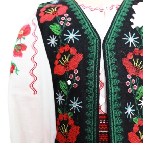 Vesta traditionala brodata la masina