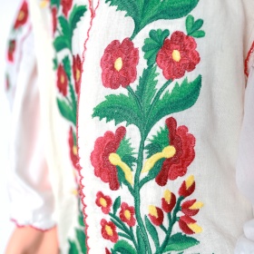 Vesta traditionala brodata la masina