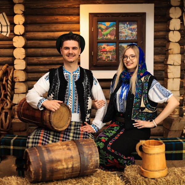 Sedinte Foto in Costume Traditionale pentru Perechi, in Bucovina