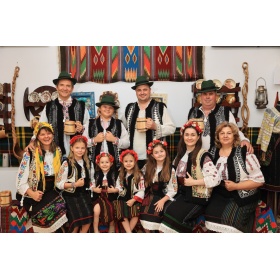 Sedinte Foto in Costume Traditionale pentru Grupuri, in Bucovina
